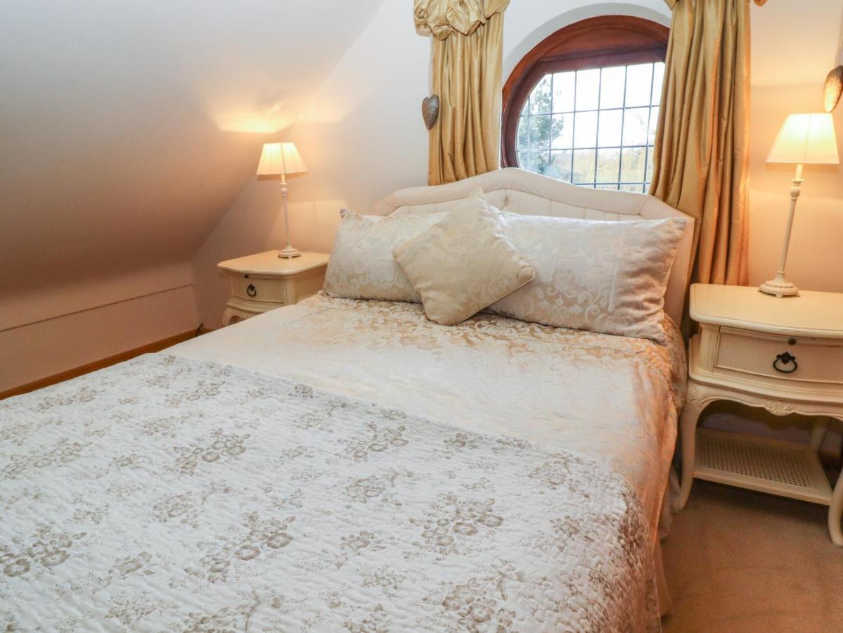 Honeysuckle Farmhouse Тарпорли Екстериор снимка